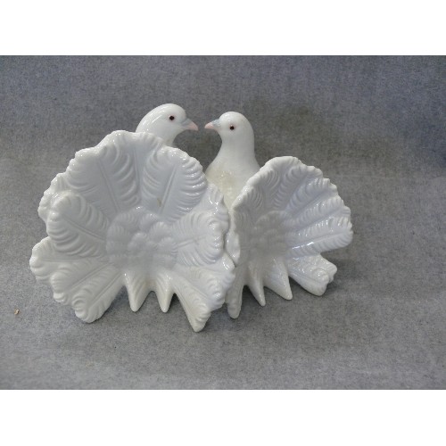 105 - LLADRO PAIR OF DOVES FIGURE WITH ORIGINAL BOX