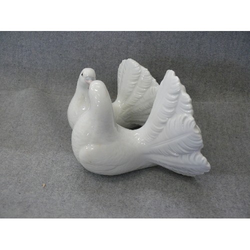 105 - LLADRO PAIR OF DOVES FIGURE WITH ORIGINAL BOX