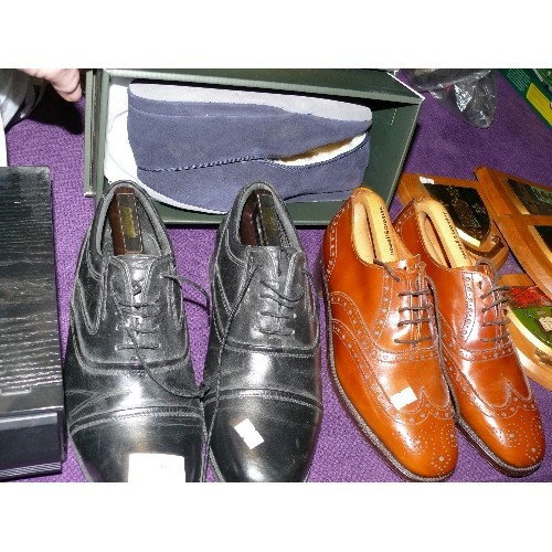 208 - 2 VERY GOOD QUALITY PAIRS OF MENS SHOES AND A PAIR OF NEW AND BOXED SLIPPERS ALL SIZE 7