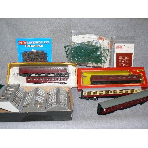 TRAY OF 5 CARRIAGES HORNBY & BACHMANN, PECO LINE SIDE KIT PLUS FENCING ...