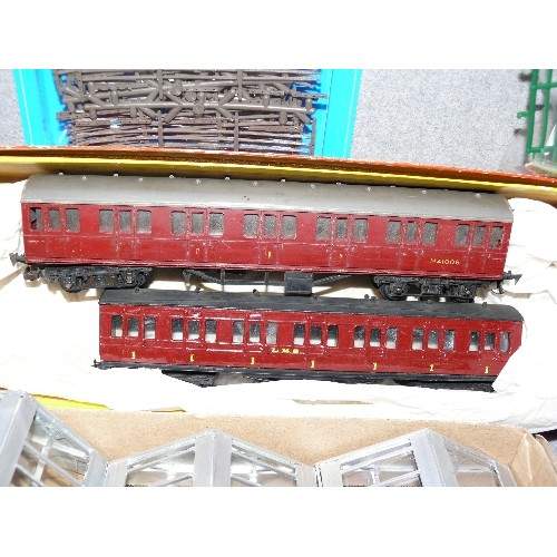 239 - TRAY OF 5 CARRIAGES HORNBY & BACHMANN, PECO LINE SIDE KIT PLUS FENCING AND CANOPIES