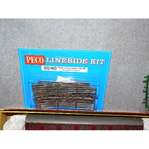 239 - TRAY OF 5 CARRIAGES HORNBY & BACHMANN, PECO LINE SIDE KIT PLUS FENCING AND CANOPIES