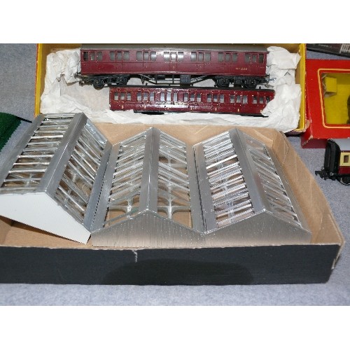 239 - TRAY OF 5 CARRIAGES HORNBY & BACHMANN, PECO LINE SIDE KIT PLUS FENCING AND CANOPIES