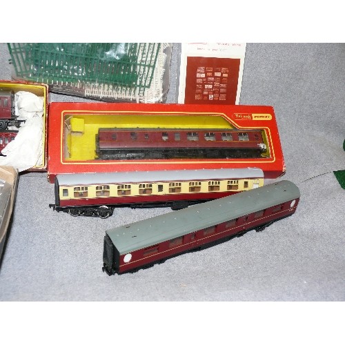 239 - TRAY OF 5 CARRIAGES HORNBY & BACHMANN, PECO LINE SIDE KIT PLUS FENCING AND CANOPIES