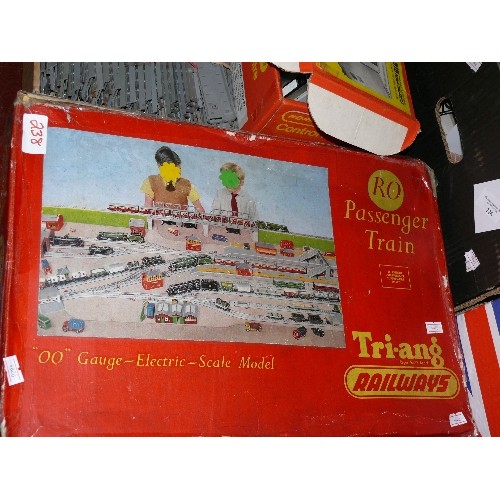 238 - TRIANG PASSENGER TRAIN SET IN BOX PLUS TRAY WITH EXTRA TRACK AND R910 POWER CONTROLLER