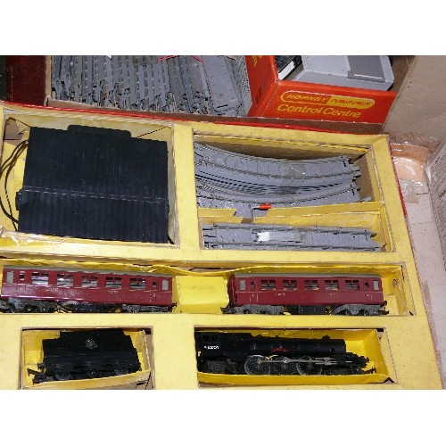 238 - TRIANG PASSENGER TRAIN SET IN BOX PLUS TRAY WITH EXTRA TRACK AND R910 POWER CONTROLLER