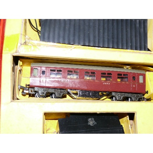 238 - TRIANG PASSENGER TRAIN SET IN BOX PLUS TRAY WITH EXTRA TRACK AND R910 POWER CONTROLLER