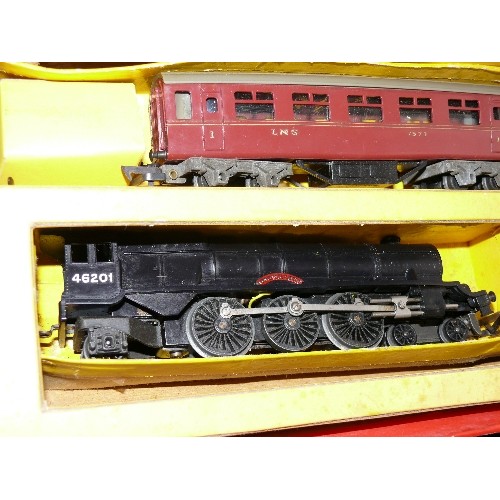 238 - TRIANG PASSENGER TRAIN SET IN BOX PLUS TRAY WITH EXTRA TRACK AND R910 POWER CONTROLLER