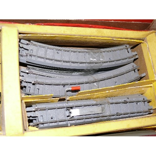 238 - TRIANG PASSENGER TRAIN SET IN BOX PLUS TRAY WITH EXTRA TRACK AND R910 POWER CONTROLLER