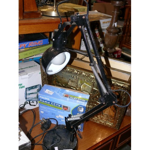 316 - A BLACK ADJUSTABLE METAL DESK LAMP