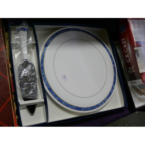 225 - A BOXED ROYAL WORCESTER CAKE PLATE AND SLICE PLUS ONE OTHER