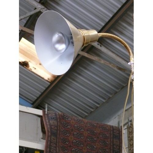 336 - A GOLD COLOURED FLOOR STANDING FLEXI LAMP