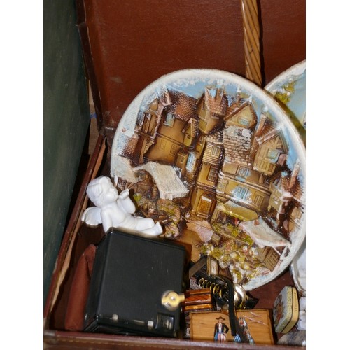 338 - A VINTAGE SUITCASE WITH CONTENTS OF COLLECTABLE ITEMS TO INCLUDE TRINKET BOXES, WATCHES, COSTUME JEW... 