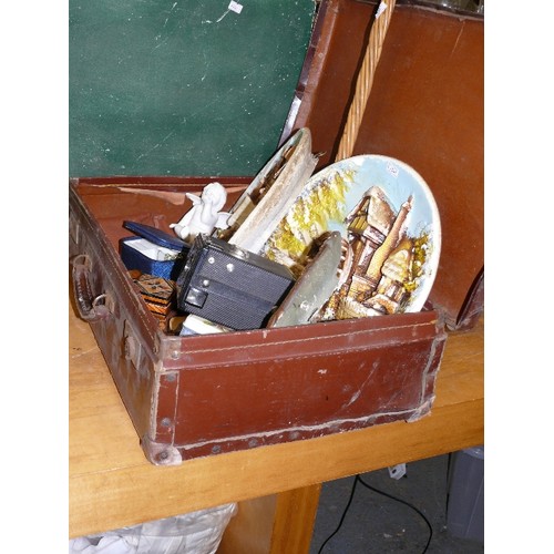 338 - A VINTAGE SUITCASE WITH CONTENTS OF COLLECTABLE ITEMS TO INCLUDE TRINKET BOXES, WATCHES, COSTUME JEW... 