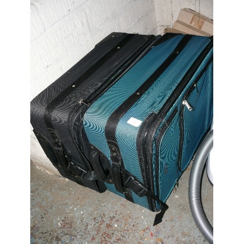 372 - 2 GOOD QUALITY SUITCASES