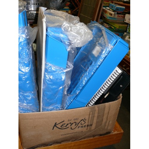 344 - A BOX OF VARIOUS STATIONERY ITEMS TO INCLUDE DOUBLE HOLE PUNCH, LABELS, HIGHLIGHTERS, NOTEBOOKS ETC