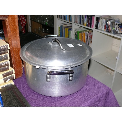 205 - A LARGE ALUMINIUM COOKPOT 13.5