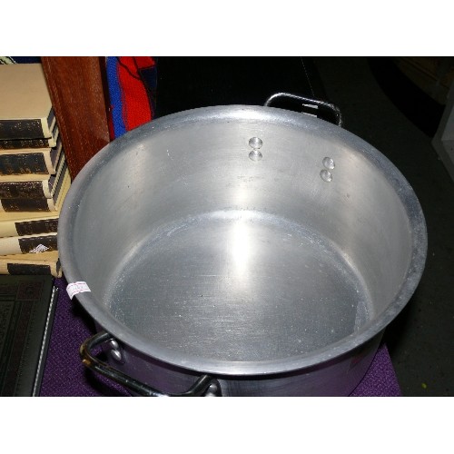 205 - A LARGE ALUMINIUM COOKPOT 13.5