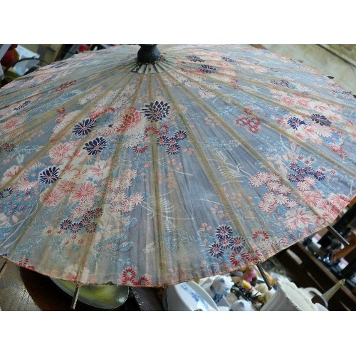 357 - A BEAUTIFUL VINTAGE JAPANESE HAND PAINTED PAPER AND BAMBOO PARASOL