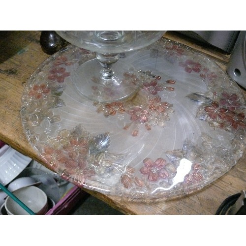 410 - A COLLECTION OF GLASS AND CRYSTAL CAKE PLATE, VASE ETC