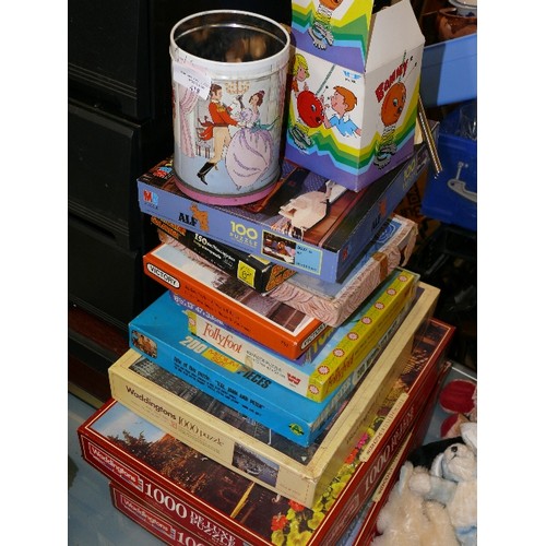 418 - PILE OF JIGSAWS AND GAMES. INCLUDES WOODEN STAUNTON CHESS SET, BOMMY SPRING TOY WITH BOX, 1000 PIECE... 