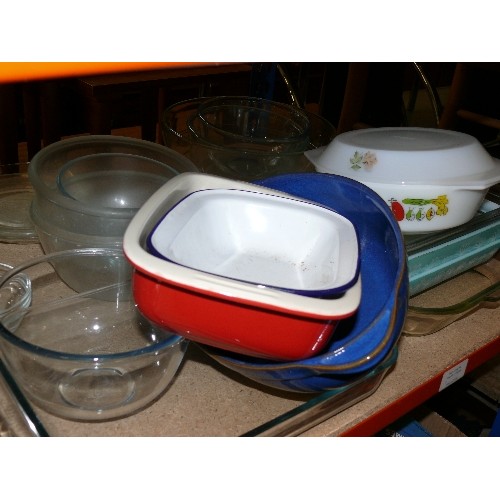 428 - SHELF OF KITCHEN WARE - SEVERAL VINTAGE RETRO PYREX DISHES, PYREX MEASURING JUG, DENBY LARGE BLUE SE... 