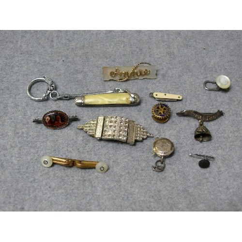 26 - A LOT OF ODDMENTS UNUSUAL PIECES SOME SILVER LADIES BLOUSE CLIP TINY PEN KNIFE ART DECO BELT BUCKLE