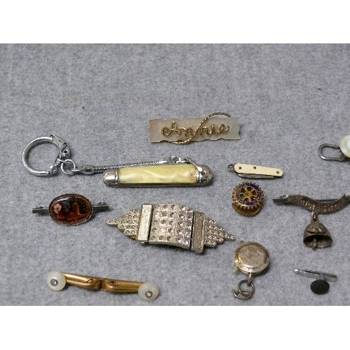 26 - A LOT OF ODDMENTS UNUSUAL PIECES SOME SILVER LADIES BLOUSE CLIP TINY PEN KNIFE ART DECO BELT BUCKLE