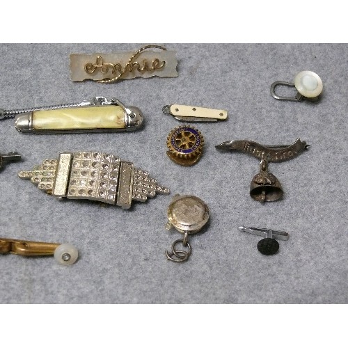 26 - A LOT OF ODDMENTS UNUSUAL PIECES SOME SILVER LADIES BLOUSE CLIP TINY PEN KNIFE ART DECO BELT BUCKLE