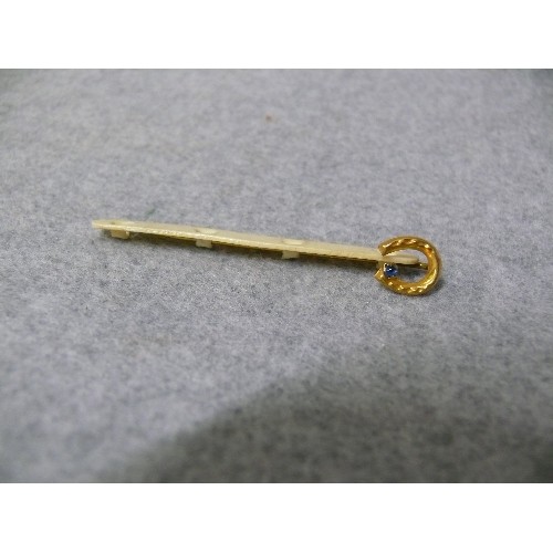 36 - A LOVELY STICK PIN WITH HORSE SHOE AND BLUE STONE WITH A TIE BACKING PIECE TO HOLD IT BEHIND THE CRA... 