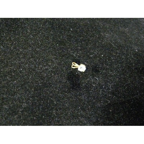 23 - A 14ct ITALIAN GOLD PENDANT WITH WHITE STONE WEIGHT .64gr