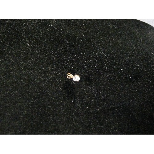 23 - A 14ct ITALIAN GOLD PENDANT WITH WHITE STONE WEIGHT .64gr