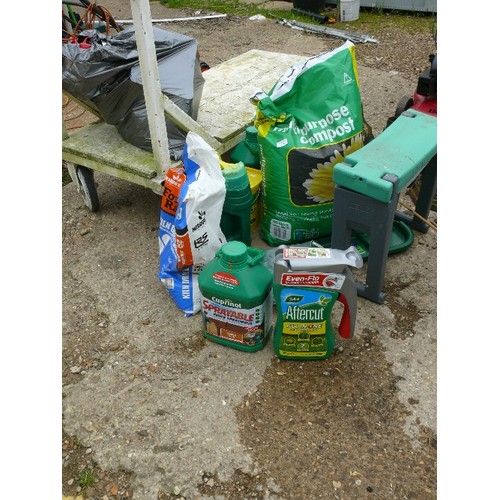 465 - GARDEN CHEMICALS ETC INC FULL BAG OF MULTIPURPOSE COMPOST, PESTICIDES, LAWN FEED, STOOL ETC