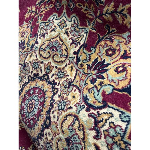 521 - A GOOD QUALITY TRADITIONAL ENGLISH WOOL PATTERNED CARPET 12FT X 9FT - GOLDS & CREAM AGAINST A RED GR... 