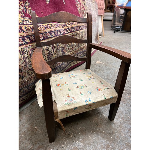 525 - VINTAGE CHILDS CHAIR WITH SHAPED LADDER BACK