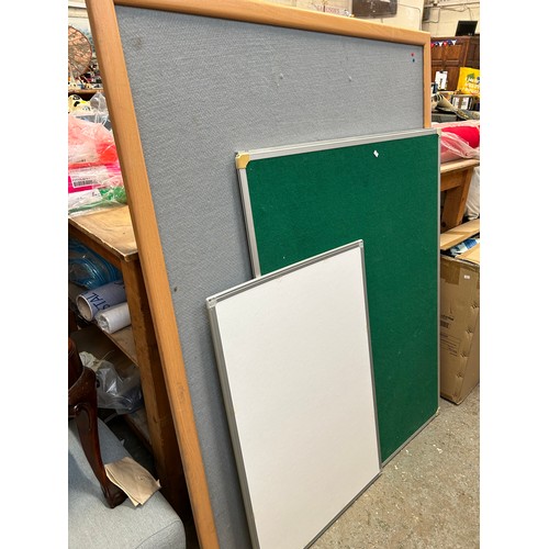 523 - VERY LARGE PIN BOARD NOTICE BOARD IN GREY BAIZE, A GREEN BAIZE PIN BOARD AND 2 WHITE BOARDS