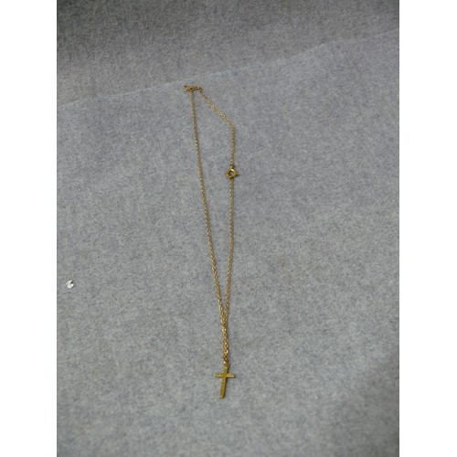 39 - A 9ct GOLD CROSS ON A GOLD PLATED CHAIN, TOTAL WEIGHT 2.34gr