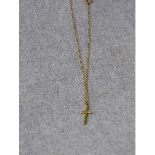 39 - A 9ct GOLD CROSS ON A GOLD PLATED CHAIN, TOTAL WEIGHT 2.34gr