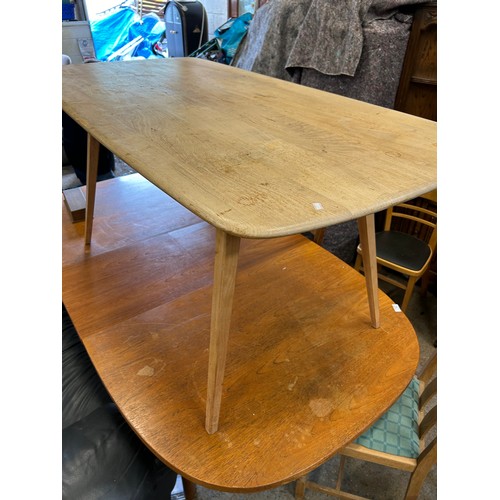 529 - MID CENTURY BLONDE ERCOL DINING TABLE WITH SPLAYED TAPERED LEGS - 150CM X 76CM