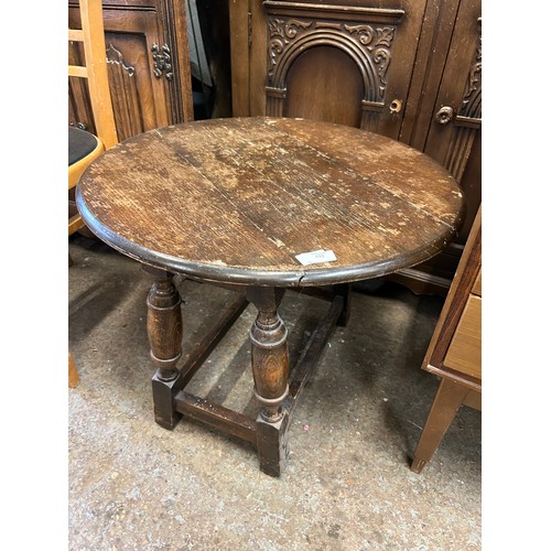 532 - SMALL VINTAGE OAK CIRCULAR DROP LEAF COFFEE TABLE