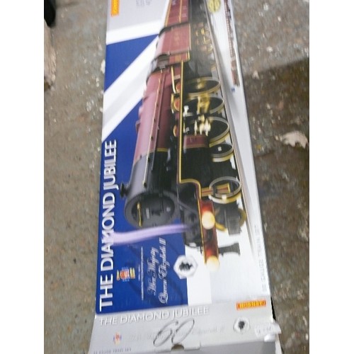 162B - THE DIAMOND JUBILEE HORNBY TRAIN SET - 2012 - AS NEW IN BOX WITH CARRIAGES AND TRACK BUT THE LOCOMOT... 