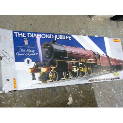 162B - THE DIAMOND JUBILEE HORNBY TRAIN SET - 2012 - AS NEW IN BOX WITH CARRIAGES AND TRACK BUT THE LOCOMOT... 