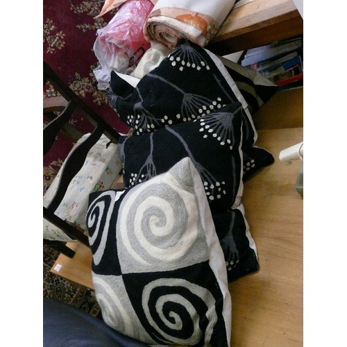 399 - A SET OF 4 BLACK AND WHITE CUSHIONS