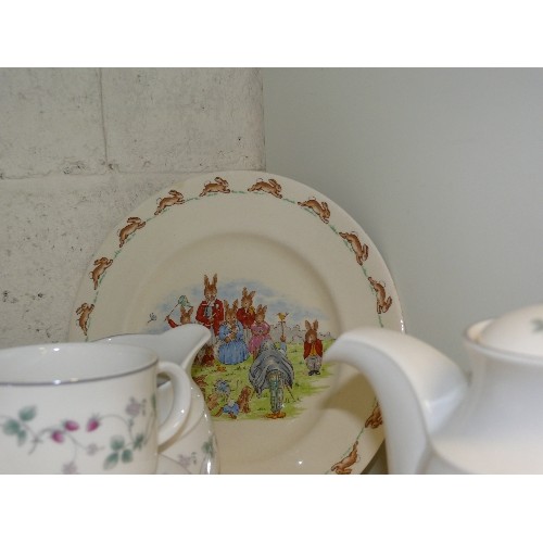 443 - A PRETTY PART TEA SET WITH TEAPOT 