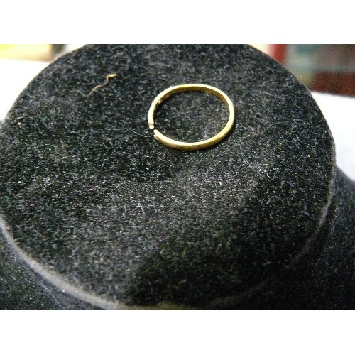 37 - A 22ct GOLD DIAMOND AND SAPPHIRE RING NEEDS REPAIR EIGHT 1.88gr