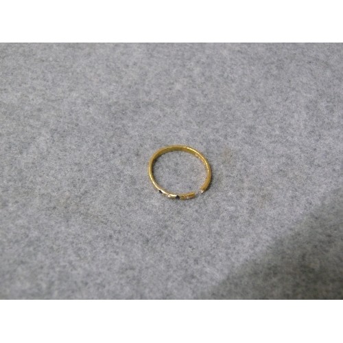 37 - A 22ct GOLD DIAMOND AND SAPPHIRE RING NEEDS REPAIR EIGHT 1.88gr