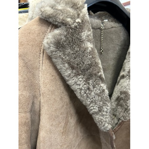 540 - A GOOD QUALITY REAL SHEEPSKIN COAT IN FAWN COLOUR WITH GREY COLLAR HY THE TAUBE COLLECTION LONDON