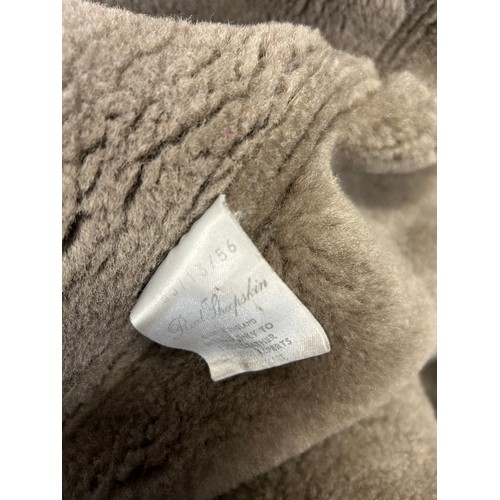 540 - A GOOD QUALITY REAL SHEEPSKIN COAT IN FAWN COLOUR WITH GREY COLLAR HY THE TAUBE COLLECTION LONDON