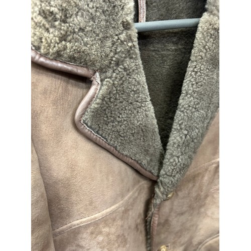 541 - A GOOD QUALITY SHEEPSKIN COAT IN FAWN COLOUR WITH GREY COLLAR