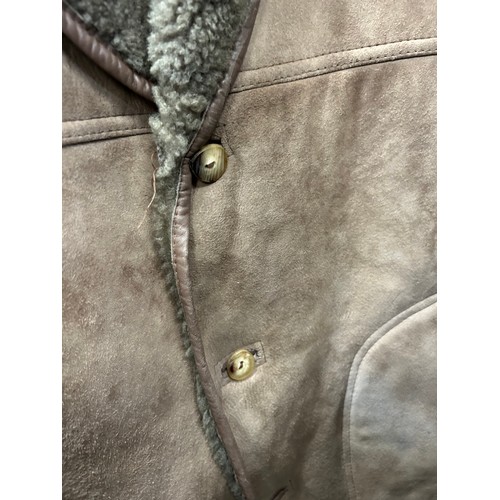 541 - A GOOD QUALITY SHEEPSKIN COAT IN FAWN COLOUR WITH GREY COLLAR